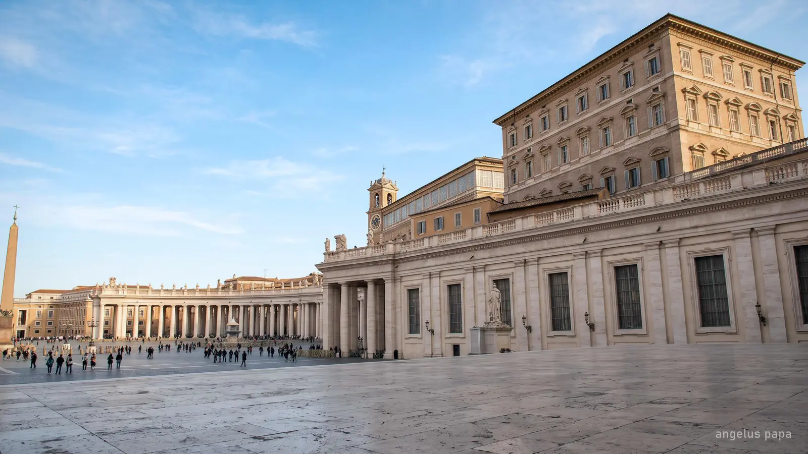 La Plaza de San Pedro mirando hacia las ventanas del Palacio Apostólico (imagen generada)
