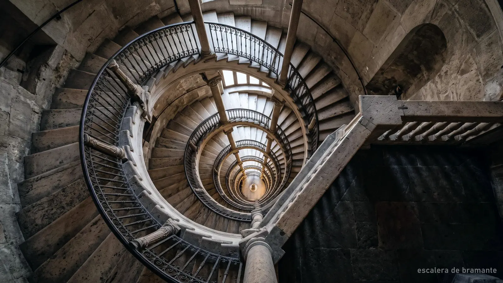 La escalera de caracol doble de los Museos Vaticanos vista desde arriba (imagen generada)